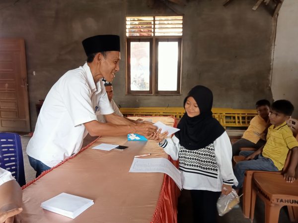 Lurah Kotasiantar Membagikan Santuan kepada 45 YAPIA
