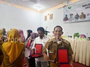 Alamria Pramana saat mendapatkan predikat Lurah terbaik dalam pendampingan dan inovasi kesehatan dari Puskesmas Panyabungan Jae
