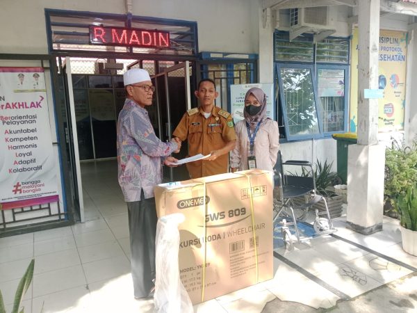 Lansia di Kelurahan Kotasiantar Dapat Bantuan Alat Bantu Berjalan dari Dinas Sosial Madina.