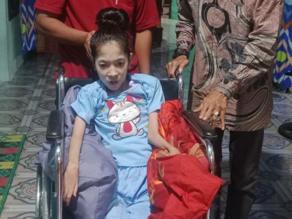 Lurah Kotasiantar Kembali Menyerahkan Bantuan Kursi Roda ke Warga Disabilitas