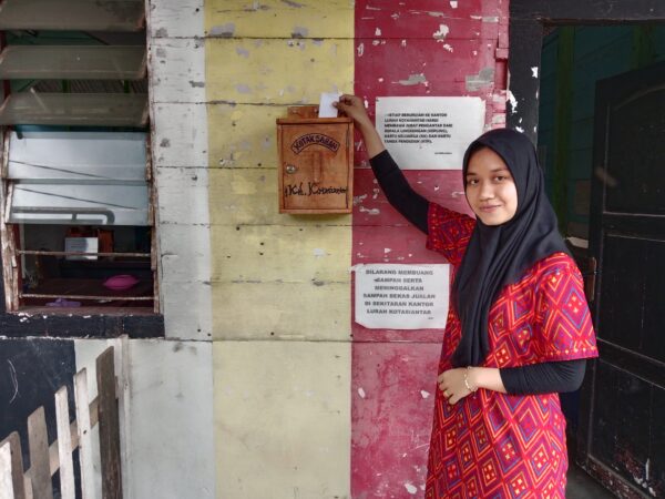 Lurah Kotasiantar Membagikan Kotak Saran di Setiap Lingkungan