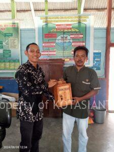 Lurah Kotasiantar menyerahkan Kotak Saran kepada Kepala Lingkungan VII