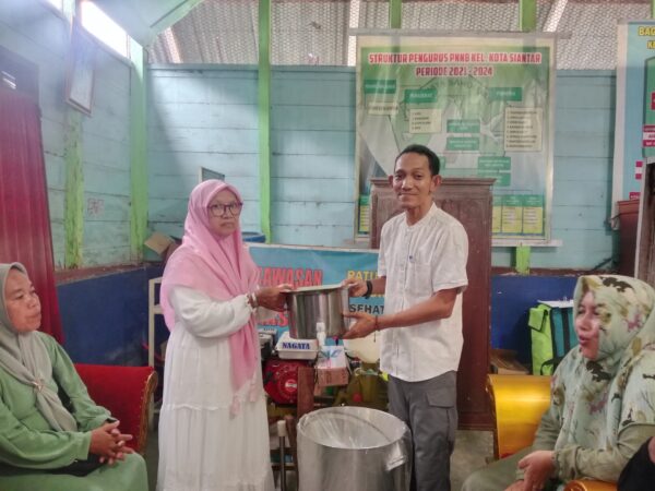 Lurah Kotasiantar Menyerahkan 1 Set Alat Pembuat Tahu-Tempe Ke Pengajian Jamiyatul Mubarokah Kotasiantar