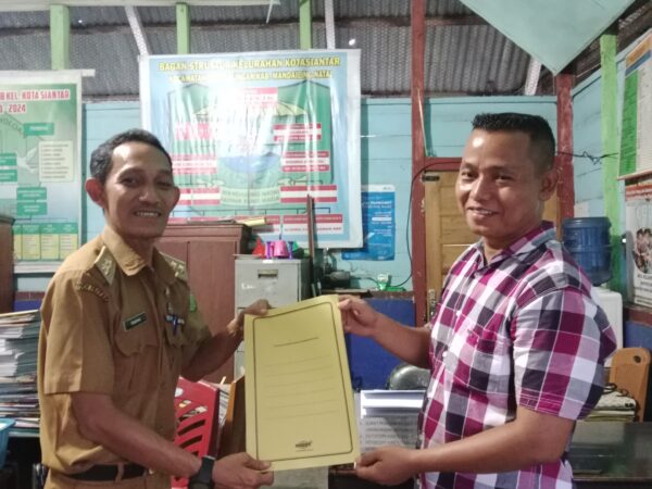 Lurah Kotasiantar Menyerahkan SK Kepala Lingkungan