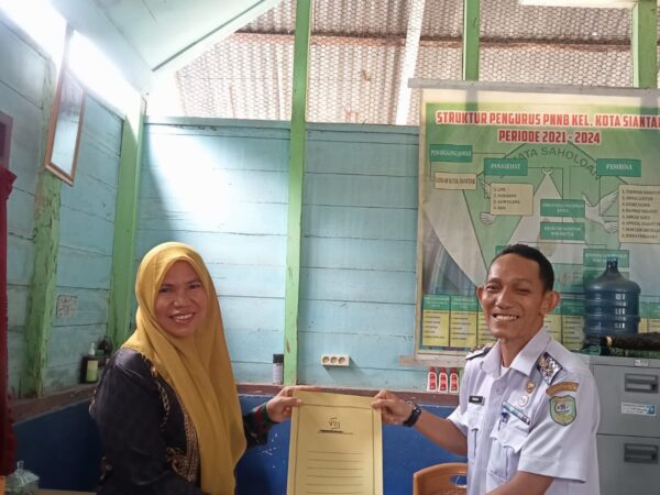 Lurah Kotasiantar Menyerahkan SK kepada 8 Kepala Lingkungan di Kelurahan Kotasiantar
