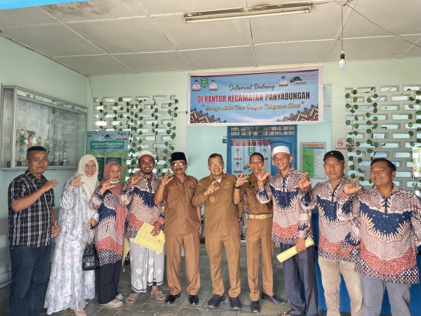 Sebanyak 54 Kepling Menerima SK Pengangkatan yang Diserahkan Oleh Camat Panyabungan