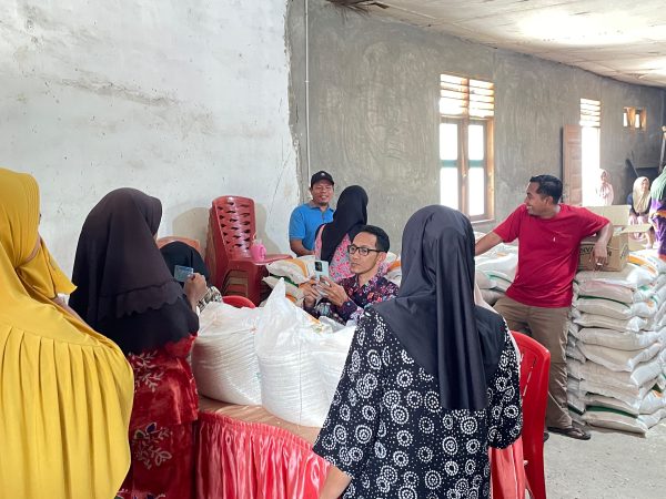 Penyaluran Bantuan Pangan kepada 909 Keluarga Penerima Manfaat di Kelurahan Kota Siantar
